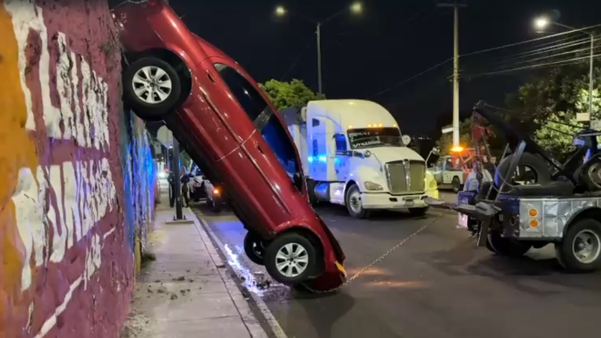 El auto quedó en una posición vertical
