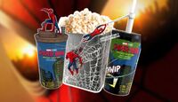 Palomera metálica y vasos especiales de la película Spider-Man: Brand New Day de Cinépolis con una imagen de Spider-Man de fondo