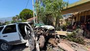 La fuerza del choque fue tal que el vehículo arrancó un árbol de raíz antes de incrustarse en la vivienda. | Susana Paredes