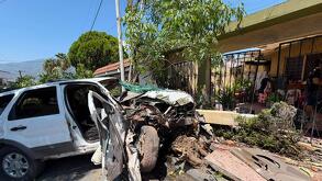 La fuerza del choque fue tal que el vehículo arrancó un árbol de raíz antes de incrustarse en la vivienda.
