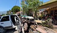 La fuerza del choque fue tal que el vehículo arrancó un árbol de raíz antes de incrustarse en la vivienda.