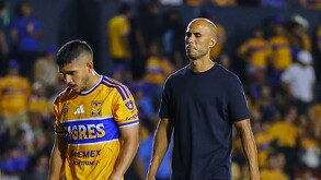 Guido Pizarro caminando junto a Jesús Garza tras el empate en el Volcán.