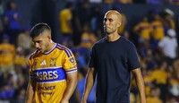Guido Pizarro caminando junto a Jesús Garza tras el empate en el Volcán.