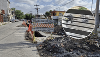 Ciclista cae en obra inconclusa de Agua y Drenaje en la colonia Madero, Monterrey. Vecinos exigen tapar la zanja inundada tras dos meses de abandono.