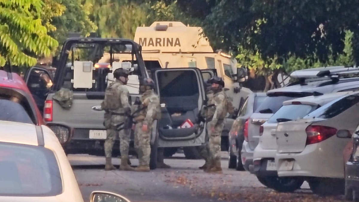 Grupo de militares de la Secretaría de Marina con camionetas y un convoy en medio de calles de Zapopan