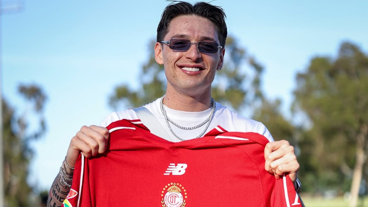 Peso Pluma con la playera de Toluca.