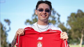 Peso Pluma con la playera de Toluca.