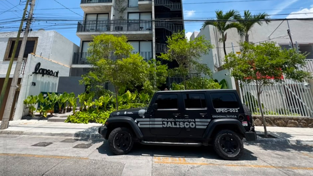 Camioneta blindada de la Policía de Jalisco estacionada al exterior de un edificio de departamentos en Guadalajara