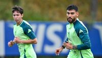 Tras vencer a León, Atlas negocia con Tigres el fichaje del central Juan Sánchez Purata por petición de Hernán Crespo. Tiago Gouveia se traba.