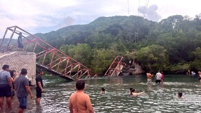 Puente peatonal de La Boquita en Manzanillo partido en dos tras colapsar con personas dentro del río y en los alrededores