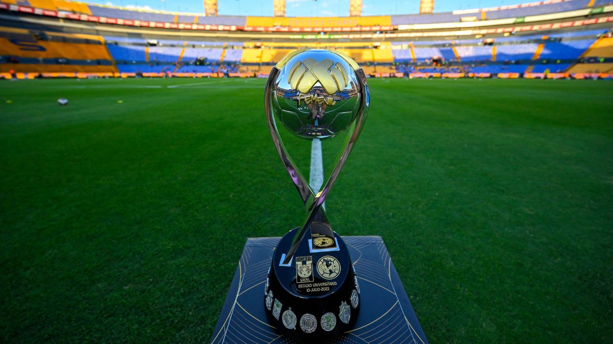 El primer trofeo de Campeón de Campeonas de la Liga Femenil MX se levantó en el Volcán / Imago7