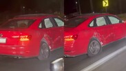 Tras el accidente, paramédicos de la Cruz Roja acudieron al lugar para brindar atención al conductor lesionado.  | Especial