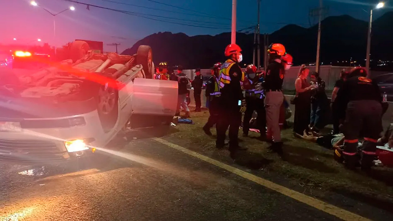 Seis personas resultaron lesionadas tras un choque que terminó en volcadura sobre la carretera Nacional, a la altura de El Uro, en Monterrey.