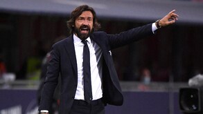 Andrea Pirlo dirigiendo al Juventus de Italia en 2021.