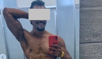 Hombre musculoso posando para una selfie.