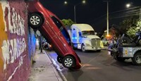 El auto quedó en una posición vertical