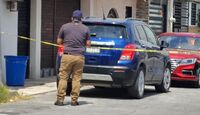 Se trata de una camioneta tipo SUV de color azul marino