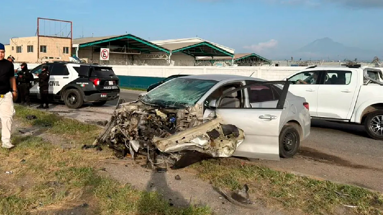 Un hombre resultó gravemente lesionado tras un choque frontal entre dos vehículos en la carretera a Laredo, a la altura del Autódromo de Monterrey, en Apodaca.