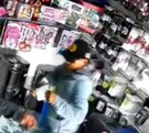 Hombres asaltando una tienda de celulares en Tehuacán.