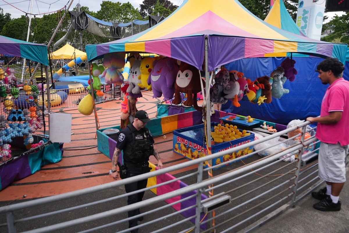Un agente de policía examina el lugar tras un tiroteo en el Seattle Center durante el festival gastronómico Bite of Seattle, el domingo 26 de julio de 2026