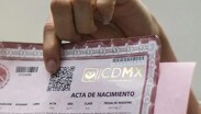 Tanto el formato sepia como el verde del acta de nacimiento son válidos para realizar diversos trámites en México | Cuartoscuro