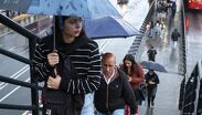 Habitantes de la Ciudad de México salen a las calles con paraguas debido a las fuertes lluvias. | Cuartoscuro