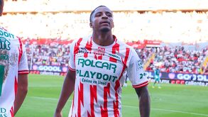 Juan David Valencia Longa festejando su primer gol en México con Necaxa.