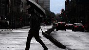 Las lluvias en la Ciudad de México han provocado que los habitantes tengan que salir con paraguas. | Cuartoscuro