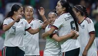 Fotografía de las jugadoras de México celebrando en la cancha de fútbol