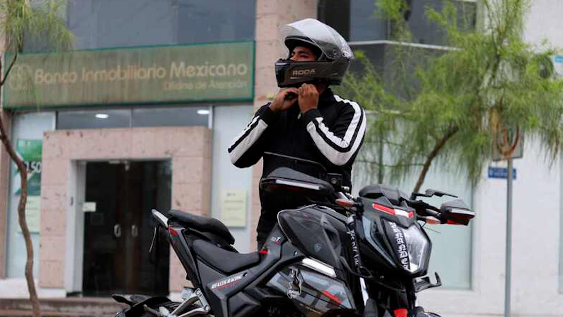Jorge Torres y Erick Gómez revelan por qué invertir 1,700 pesos en casco para moto de 50 mil es riesgo. Recomiendan certificaciones DOT y SE.