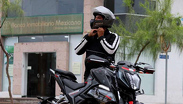 Motociclistas gastan 50 mil pesos en motos pero compran casco de mil pesos que no los salva