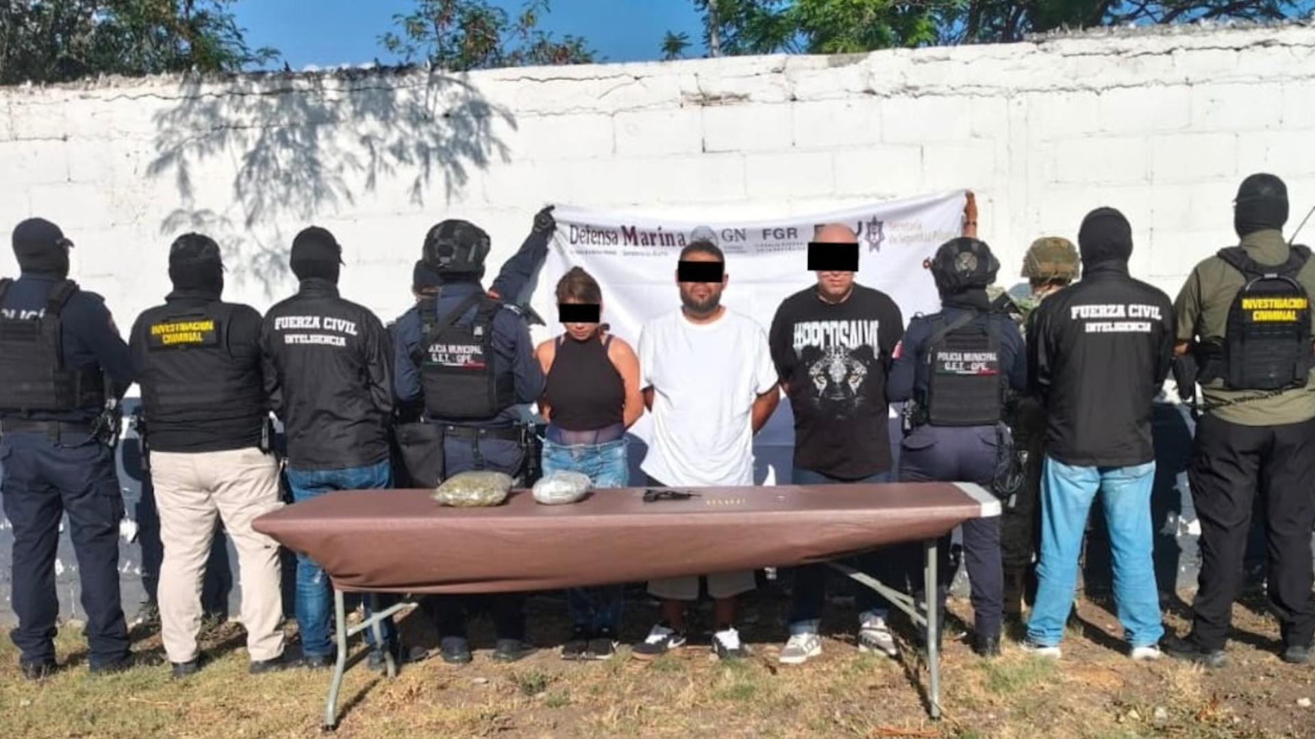 Policía municipal captura 3 personas con arma y mariguana en Guadalupe. Hallan más de 100 kilos en domicilio.