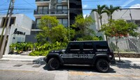 Camioneta blindada de la Policía de Jalisco estacionada al exterior de un edificio de departamentos en Guadalajara