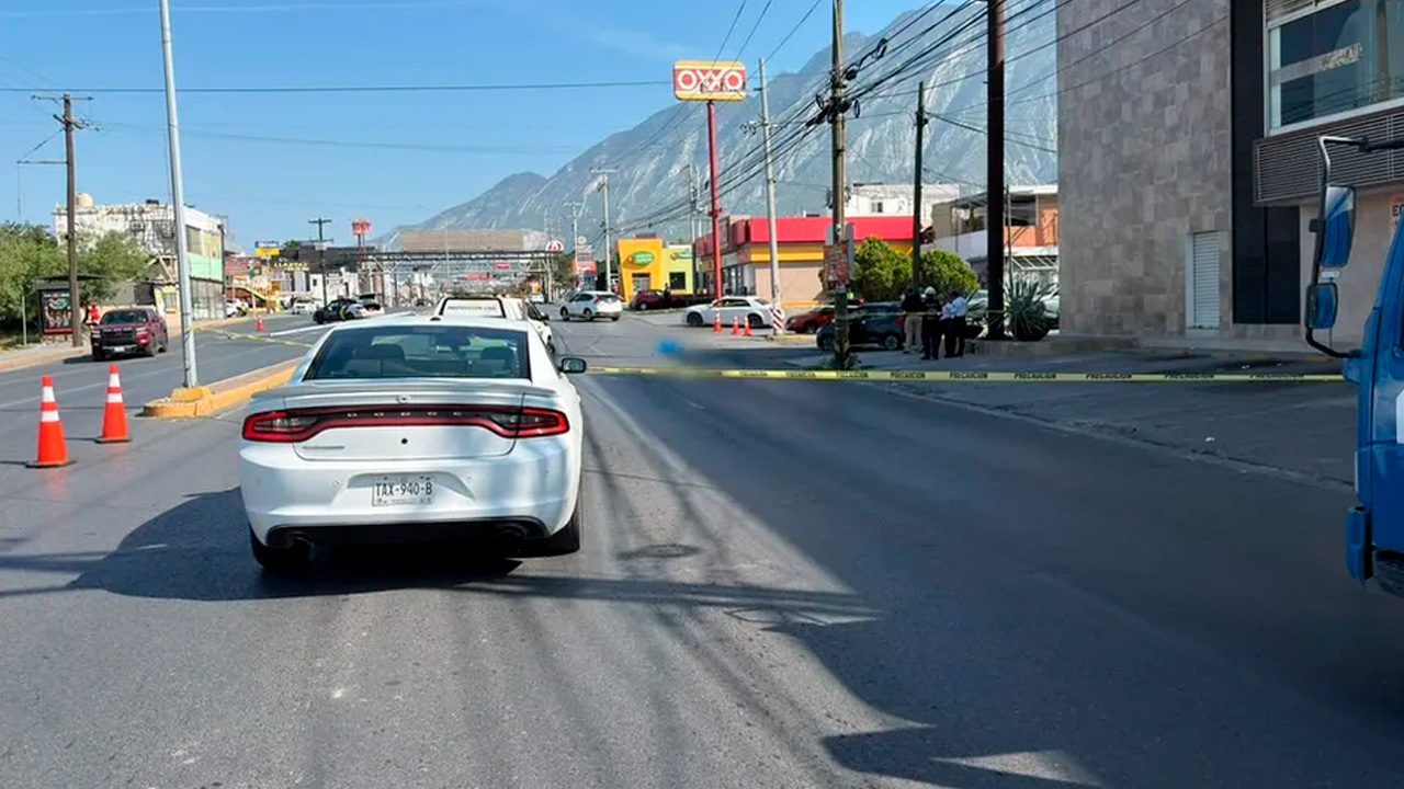 Una mujer murió tras ser atropellada por un automóvil presuntamente conducido por un hombre en estado de ebriedad en la colonia Los Portales, en Santa Catarina.