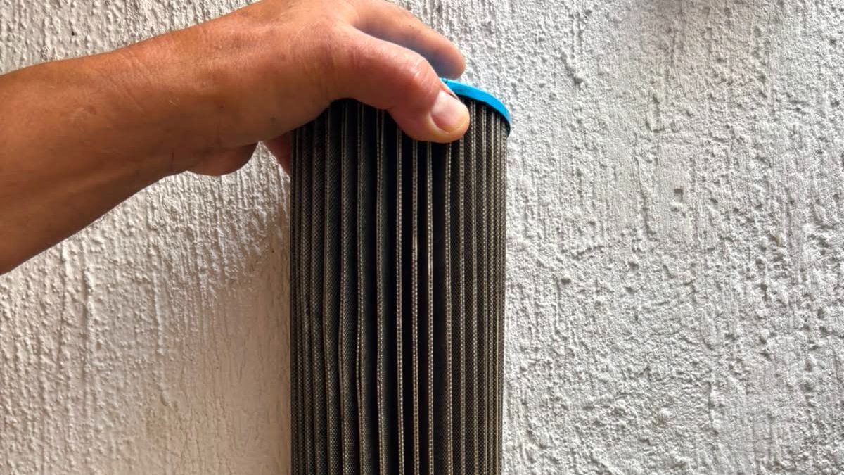 Filtro sucio mostrado por vecinos afectados por agua de mala calidad del Siapa
