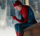 El hombre araña sin su máscara usando un teléfono celular