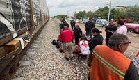 Paramédicos atendiendo a un hombre que fue impactado por el tren en Gómez Palacio.