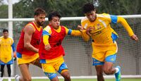 Jugadores de Tigres durante el entrenamiento.