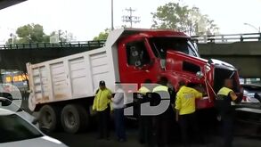 Un tractocamión chocó sobre los carriles centrales del Periférico; el conductor fue detenido y hay varios lesionados.