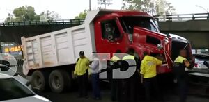 Un tractocamión chocó sobre los carriles centrales del Periférico; el conductor fue detenido y hay varios lesionados.