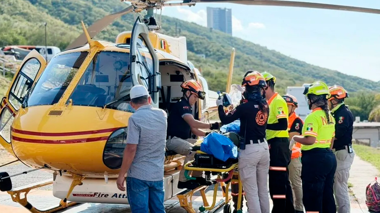 Un joven de 18 años fue trasladado en helicóptero desde Doctor Arroyo hacia Monterrey tras sufrir un accidente en motocicleta.