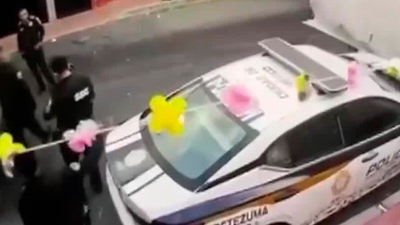 Policías de la SSC fueron captados presuntamente tomando las pertenencias de compañeros en Venustiano Carranza.