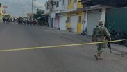 El ataque ocurrió mientras la víctima trabajaba en una barbería del poniente de Culiacán; paramédicos confirmaron su fallecimiento en el lugar.