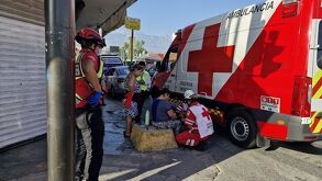 elementos de la cruz roja atienden a mujer lesionada tras ser embestida