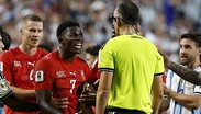 Breel Embolo se fue temprano al vestidor luego de que el VAR revisara una falta sancionada originalmente en contra de Argentina / Agencia EFE
