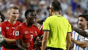 Breel Embolo siendo expulsado en el partido de Suiza contra Argentina en el Mundial 2026.