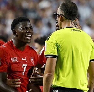 Breel Embolo siendo expulsado en el partido de Suiza contra Argentina en el Mundial 2026.