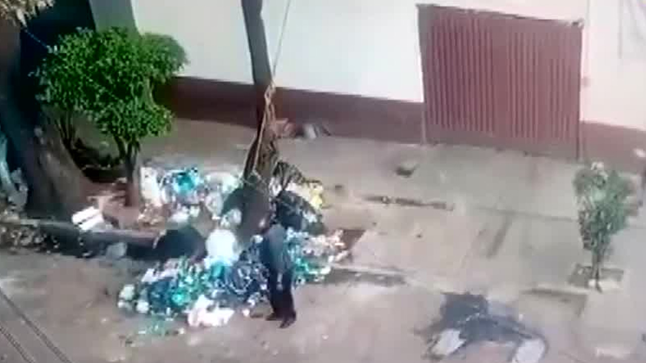 Siete personas fueron remitidas ante un juez cívico tras ser captadas por cámaras del C5 arrojando basura en un tiradero clandestino.