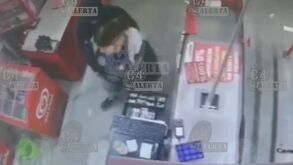 Captan sujetos robando en tiendas de conveniencia en Ecatepec, Estado de México; así es su modus operandi.