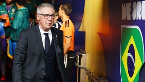 Carlo Ancelotti durante un partido del Mundial 2026 dirigiendo a la Selección de Brasil.